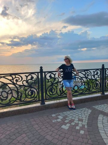 Ева Кудрявая Блондинка